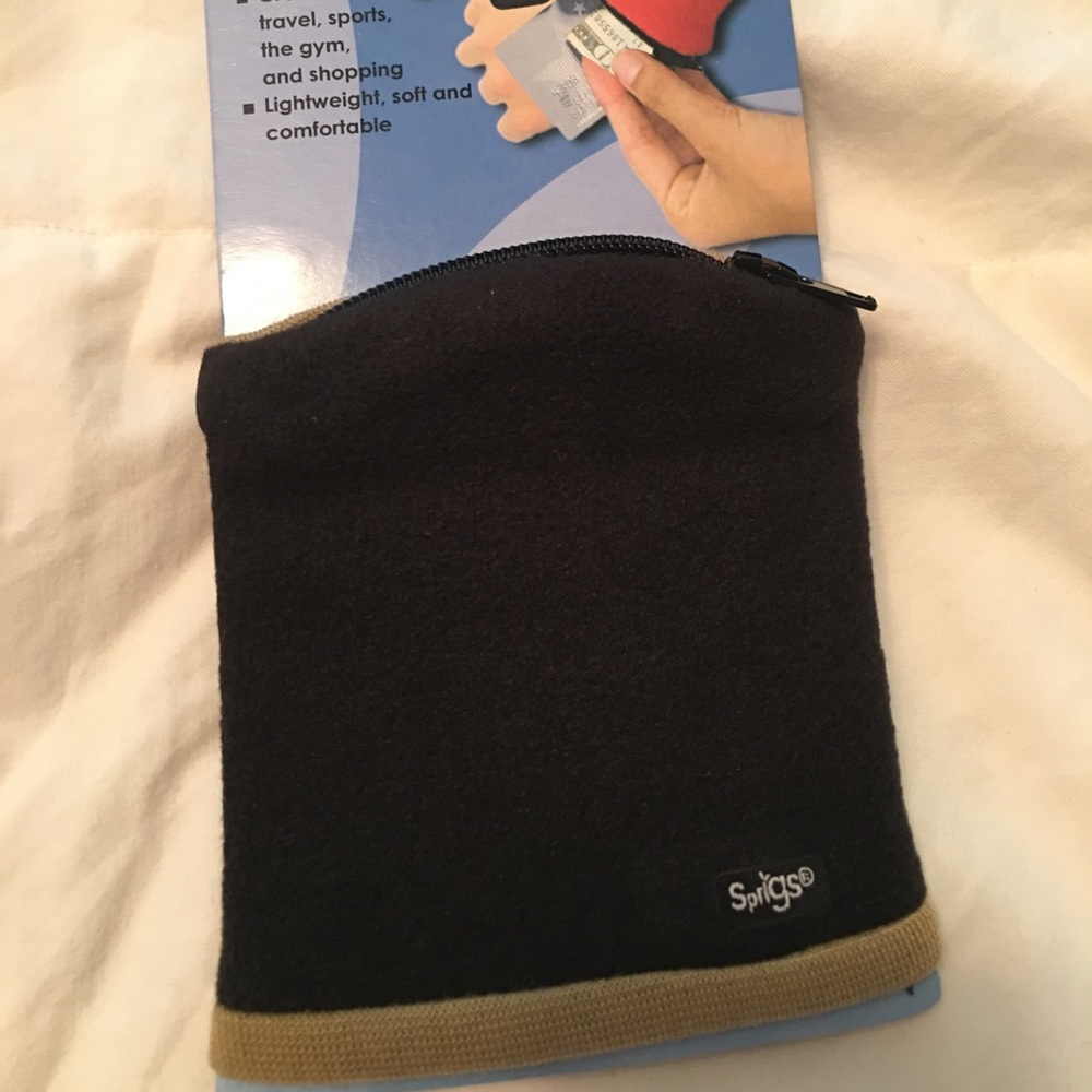 NWT Blk/Tan Sprigs Banjees wrist wallet